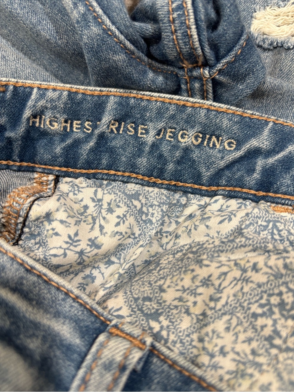 American Eagle Jeans, Highest Rise Jegging, Ripped Thrashed, Sz 10 X-Short 29x24 - Picture 4 of 12